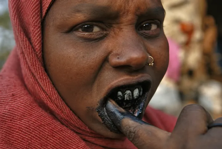 Neem or charcoal for dental care - which is more beneficial?