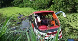 Passenger bus lost control and overturned in ditch, injured at least 20!