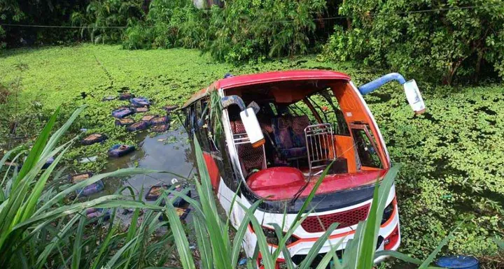 Passenger bus lost control and overturned in ditch, injured at least 20!